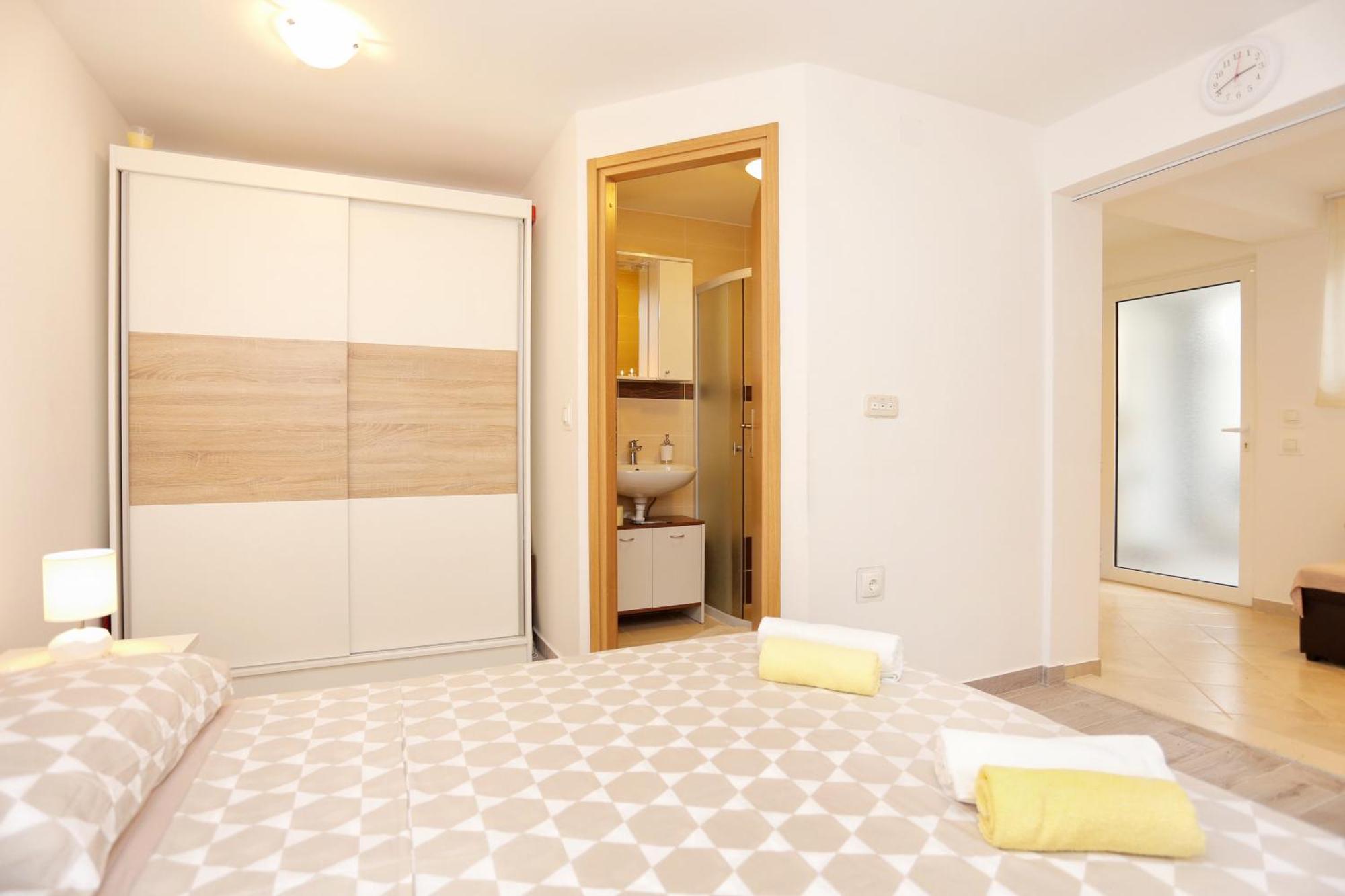 Apartments By The Sea Kastel Kambelovac, Kastela - 8679 Rum bild